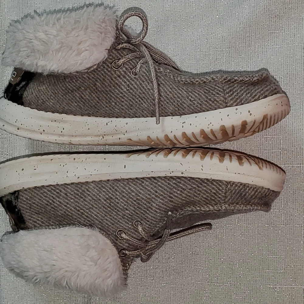 Hey Dude Kids Sz.4 Lace Up Fur Lined Shoes